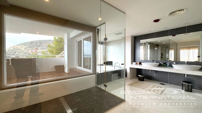 Exceptional Corner Apartment with Panoramic Sea Views