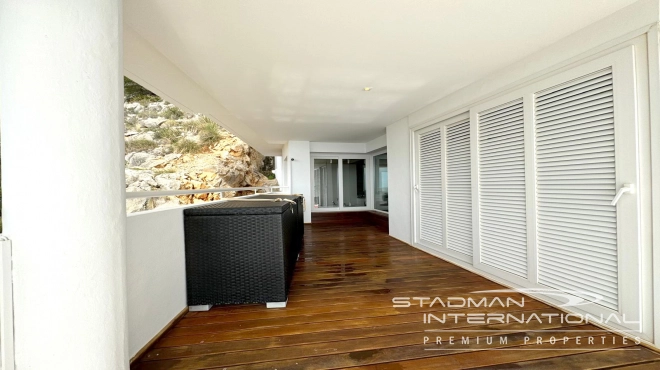 Exceptional Corner Apartment with Panoramic Sea Views