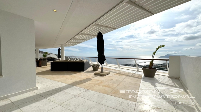 Exceptional Corner Apartment with Panoramic Sea Views