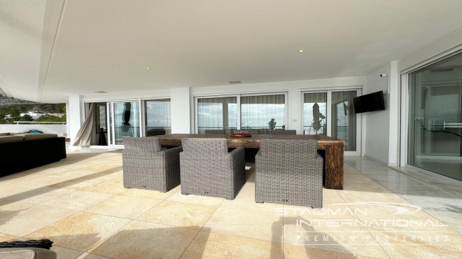 Exceptional Corner Apartment with Panoramic Sea Views