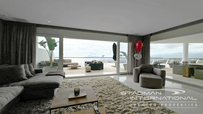 Exceptional Corner Apartment with Panoramic Sea Views