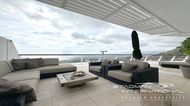 Exceptional Corner Apartment with Panoramic Sea Views