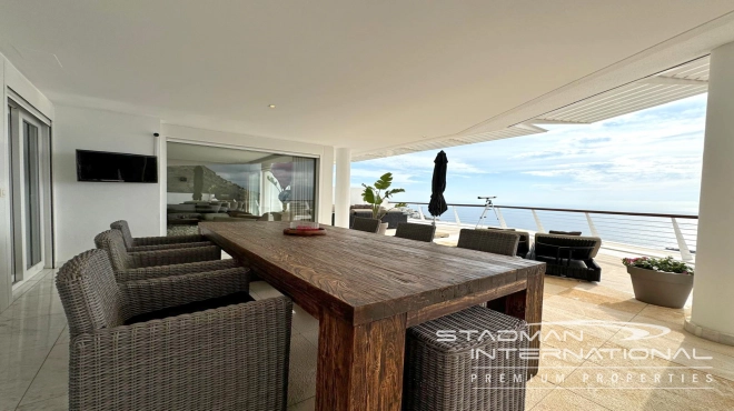 Exceptional Corner Apartment with Panoramic Sea Views