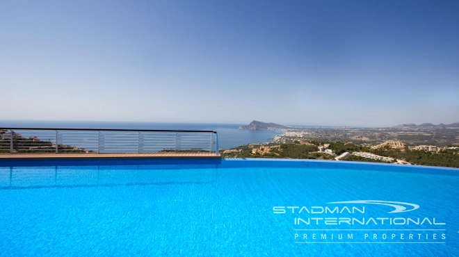 Exceptional Corner Apartment with Panoramic Sea Views