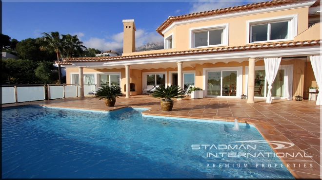 Elegant villa with Stunning Views and Private Access to Don Cayo Golf