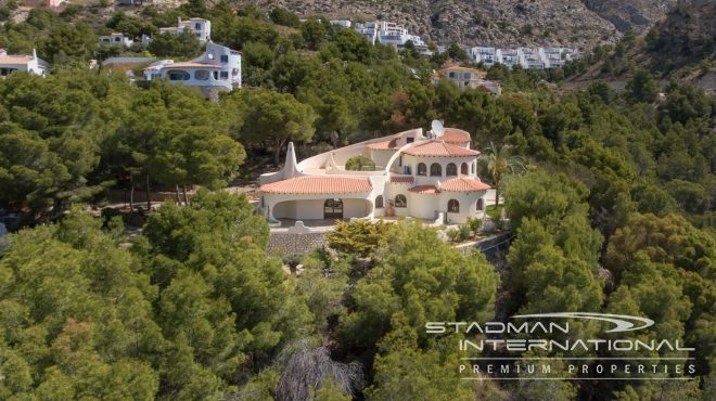 Stunning Moorish Style Villa with a Modern Interior and a Large Private Plot