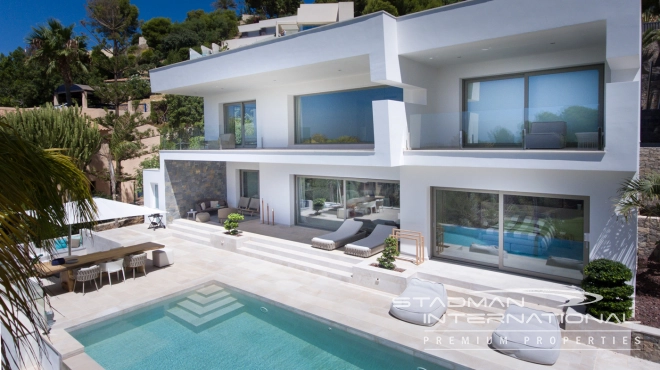 Schöne, moderne Villa mit direktem Blick auf den Don-Cayo-Golfplatz in Altea La Vella