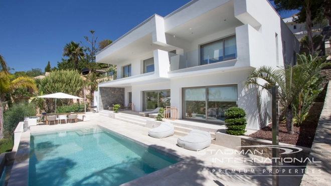 Schöne, moderne Villa mit direktem Blick auf den Don-Cayo-Golfplatz in Altea La Vella