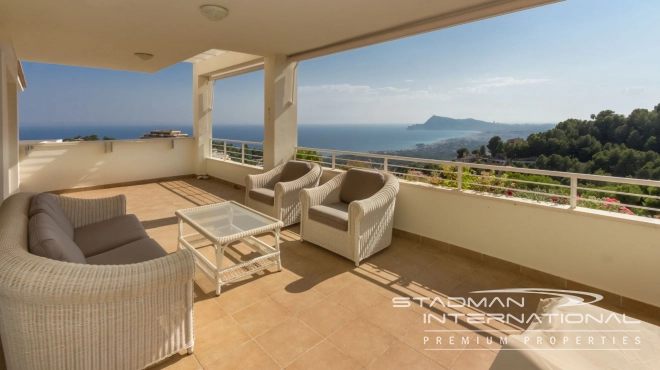 Elegant Apartment with Sea Views in a Beautiful Environment