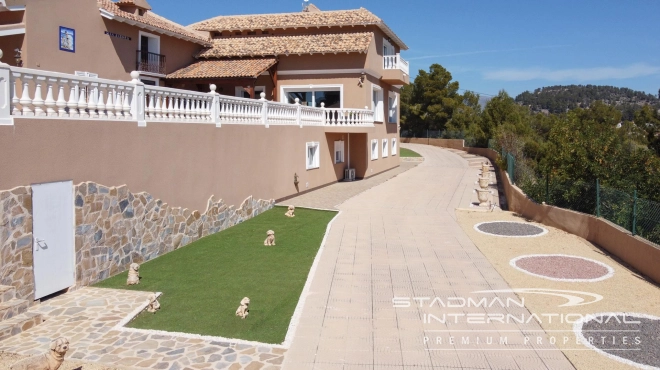 Villa on a Large Domain with Beautiful Views in La Nucia