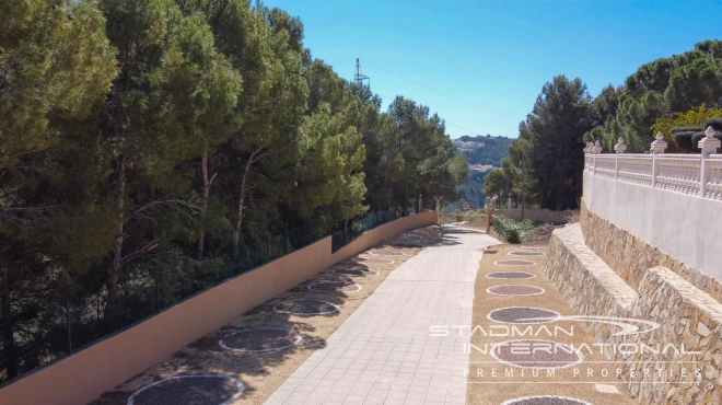 Villa on a Large Domain with Beautiful Views in La Nucia