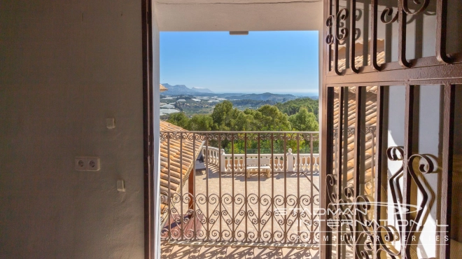 Villa on a Large Domain with Beautiful Views in La Nucia