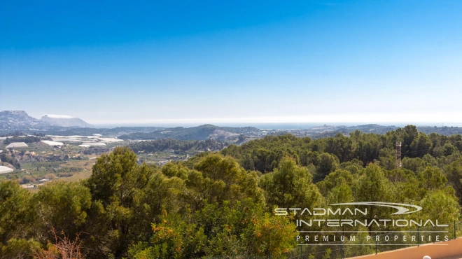 Villa on a Large Domain with Beautiful Views in La Nucia