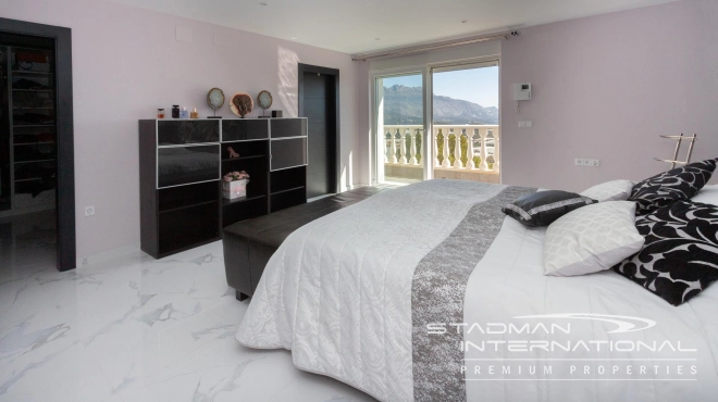 Villa on a Large Domain with Beautiful Views in La Nucia
