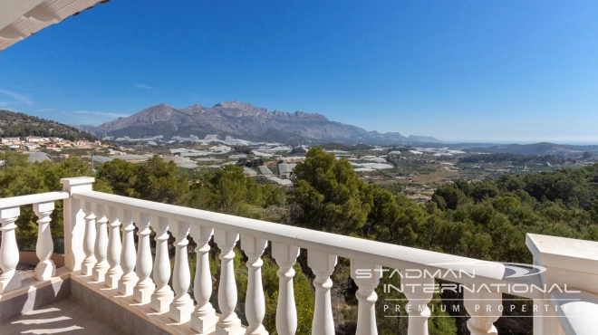 Villa on a Large Domain with Beautiful Views in La Nucia