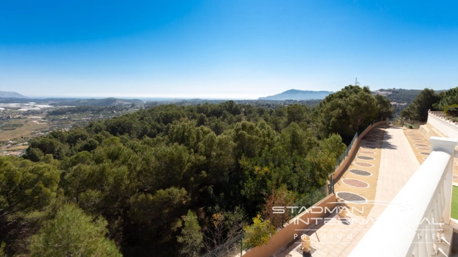 Villa on a Large Domain with Beautiful Views in La Nucia