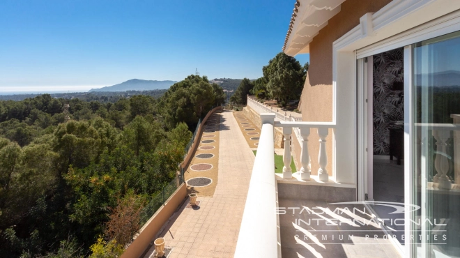 Villa on a Large Domain with Beautiful Views in La Nucia