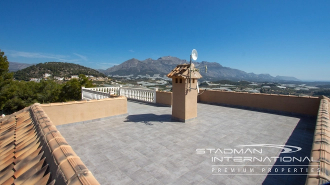 Villa on a Large Domain with Beautiful Views in La Nucia