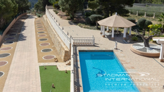 Villa on a Large Domain with Beautiful Views in La Nucia
