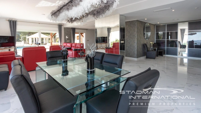 Villa on a Large Domain with Beautiful Views in La Nucia