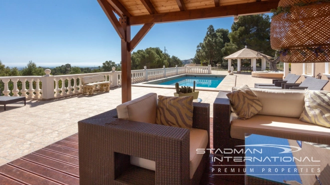 Villa on a Large Domain with Beautiful Views in La Nucia