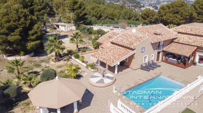 Villa on a Large Domain with Beautiful Views in La Nucia