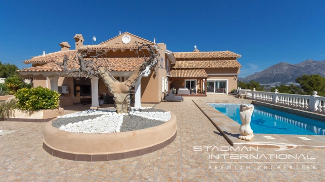 Villa on a Large Domain with Beautiful Views in La Nucia