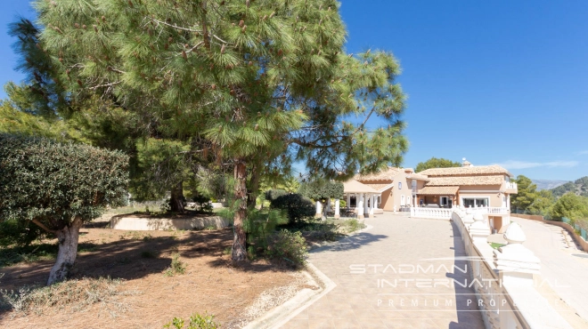 Villa on a Large Domain with Beautiful Views in La Nucia