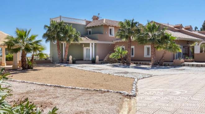 Villa on a Large Domain with Beautiful Views in La Nucia