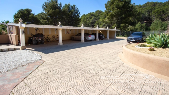 Villa on a Large Domain with Beautiful Views in La Nucia