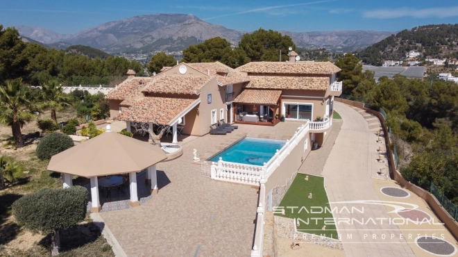 Villa auf einem großen Grundstück mit schöner Aussicht in La Nucia