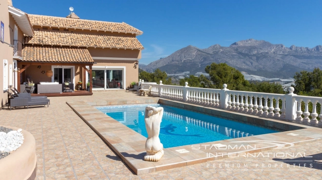 Villa on a Large Domain with Beautiful Views in La Nucia