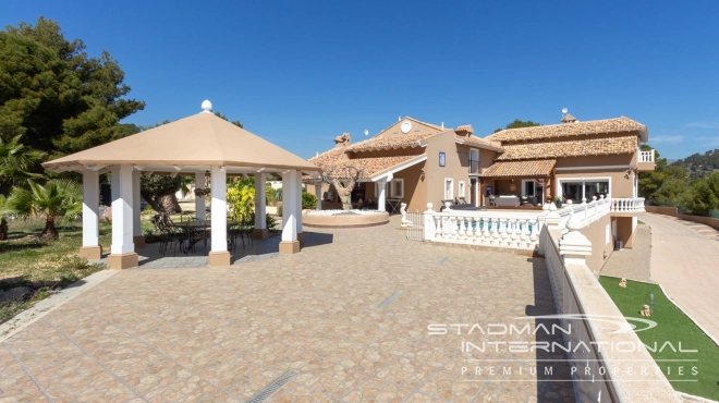 Villa on a Large Domain with Beautiful Views in La Nucia