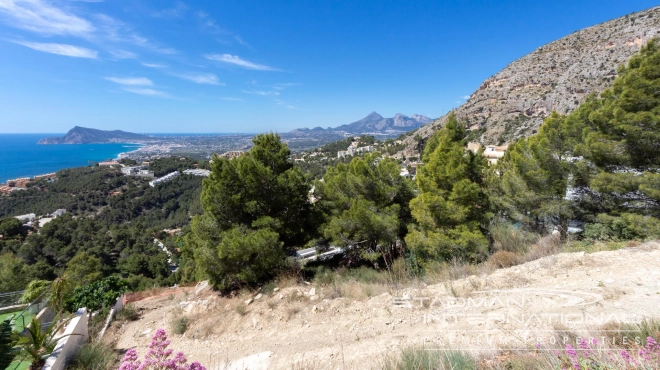 Large plot with License and Fantastic Sea Views in Altea Hills