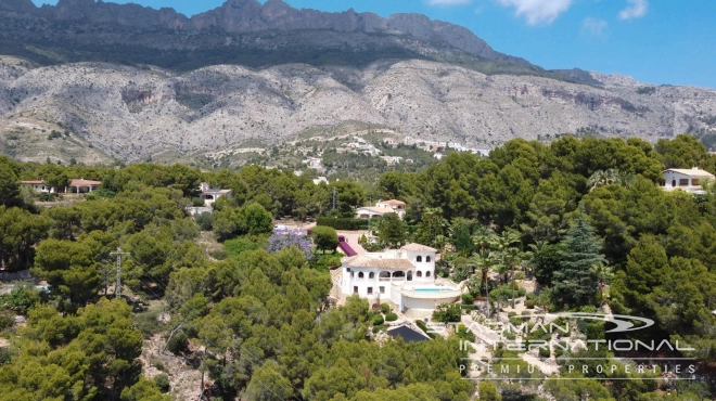Villa on Beautiful and Spacious Plot near Altea La Vella
