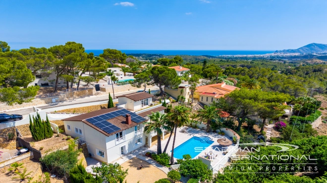 Elegant Villa with Stunning Mountain Views in Altea La Vella