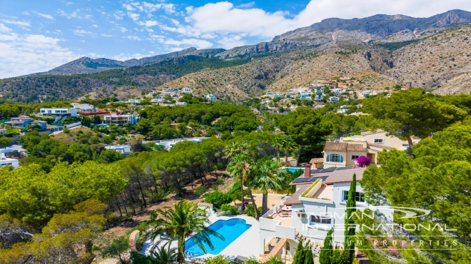 Elegant Villa with Stunning Mountain Views in Altea La Vella