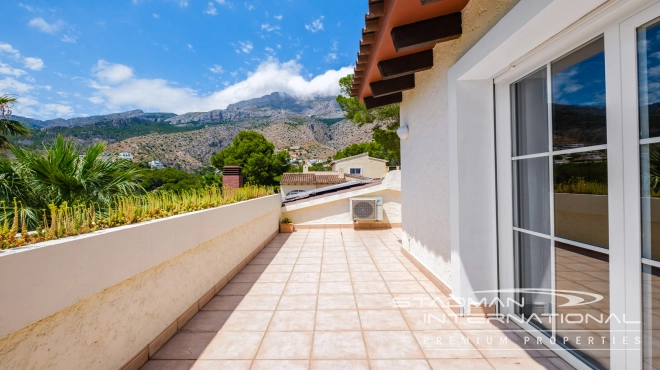 Elegant Villa with Stunning Mountain Views in Altea La Vella