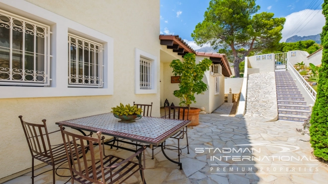 Elegant Villa with Stunning Mountain Views in Altea La Vella