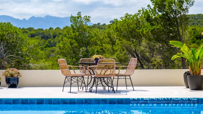 Elegant Villa with Stunning Mountain Views in Altea La Vella