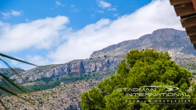 Elegant Villa with Stunning Mountain Views in Altea La Vella