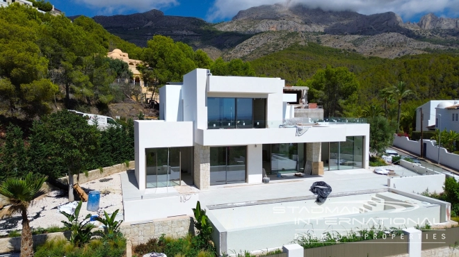 Nueva Villa Moderna en Parcela de Esquina con Vistas al Mar 