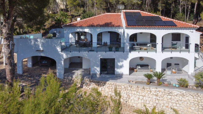 Wunderschöne Villa im Ibiza-Stil in einer ruhigen Straße in der Nähe von Altea La Vella