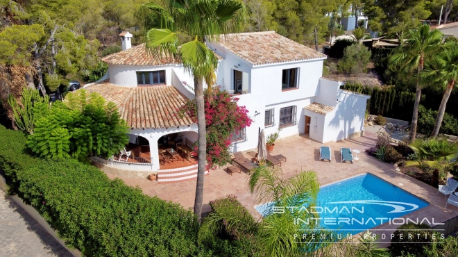 Mooie Spaanse Villa op een Vlak Kavel vlakbij het strand van La Olla
