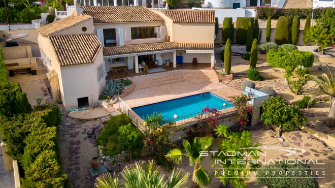 Villa on a Large Plot with Sea Views near the Altea Old Town