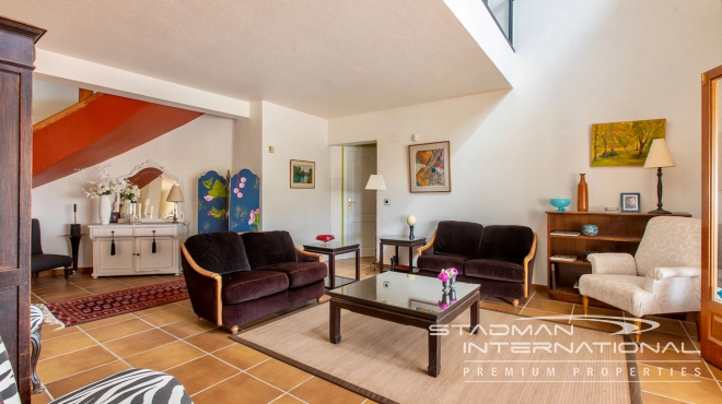 Villa on a Large Plot with Sea Views near the Altea Old Town
