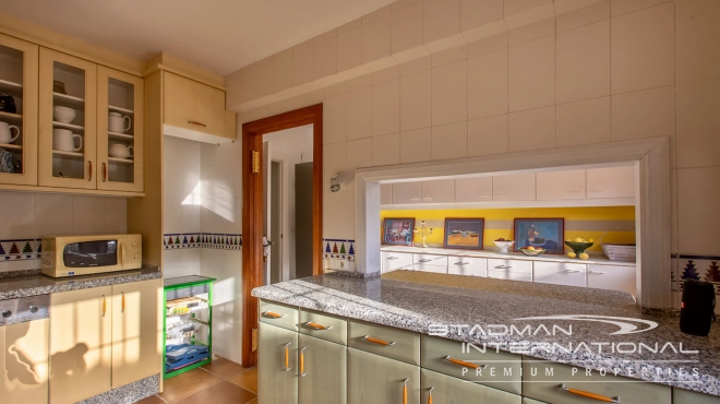 Villa on a Large Plot with Sea Views near the Altea Old Town