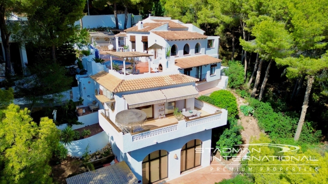 Villa Renovada de Estilo Ibicenco Mediterráneo con Vistas al Mar