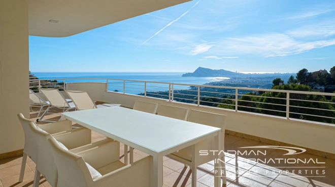 Apartamento en Esquina con Preciosas Vistas al Mar en la Sierra de Altea