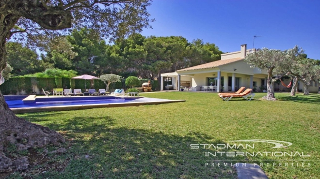 Modern Villa with Private Pool, Walking Distance to Moraira's Town Center and Beach